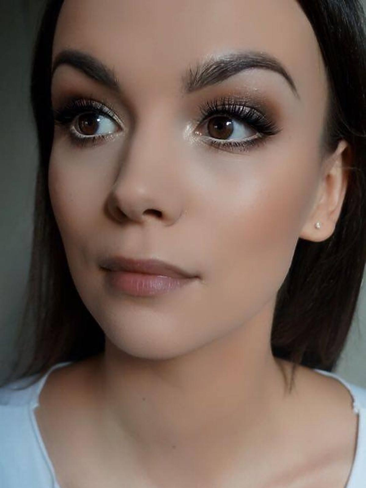 Paulina Krupińska w doklejonymi rzęsami
