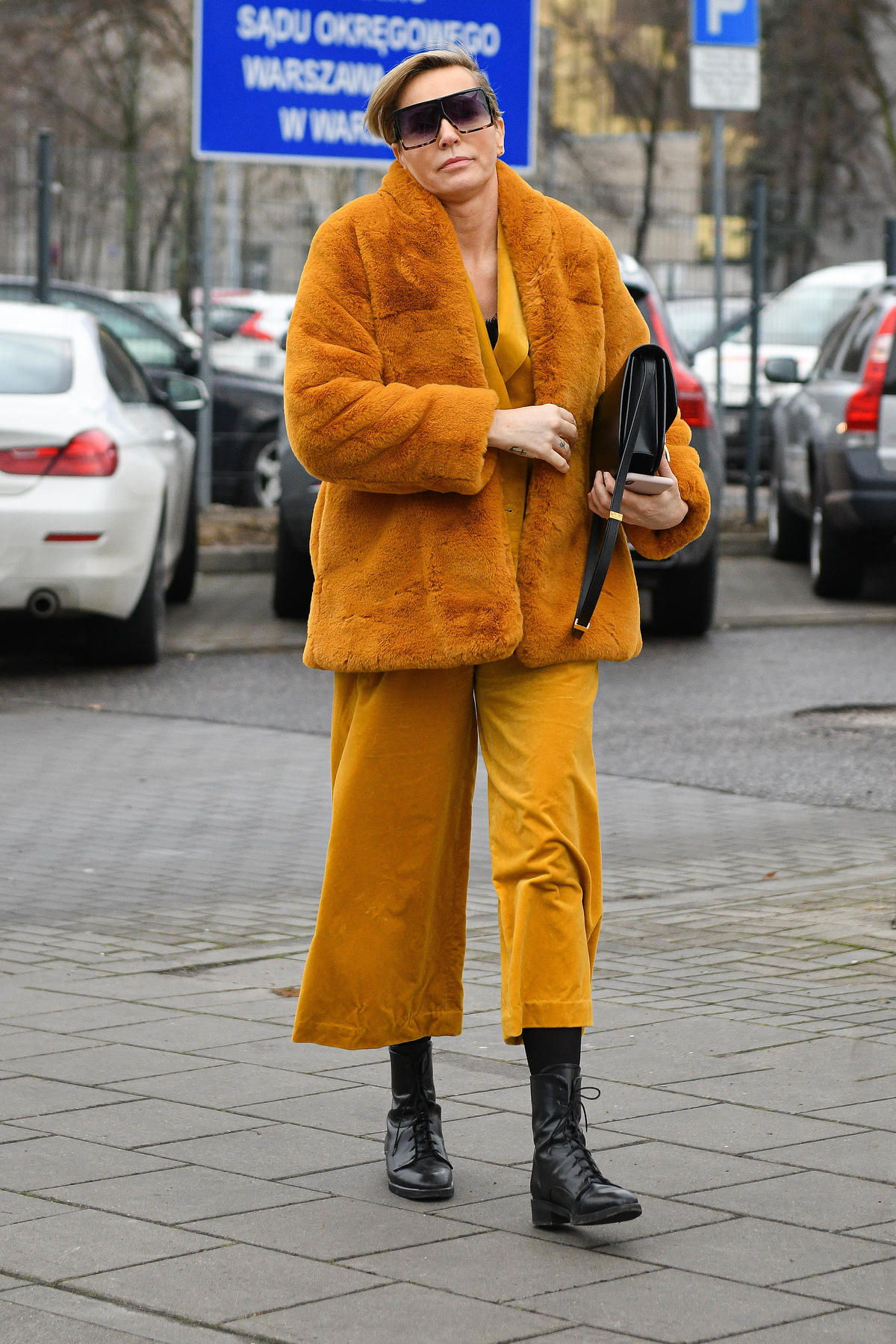 Paulina Smaszcz w pomarańczowej stylizacji