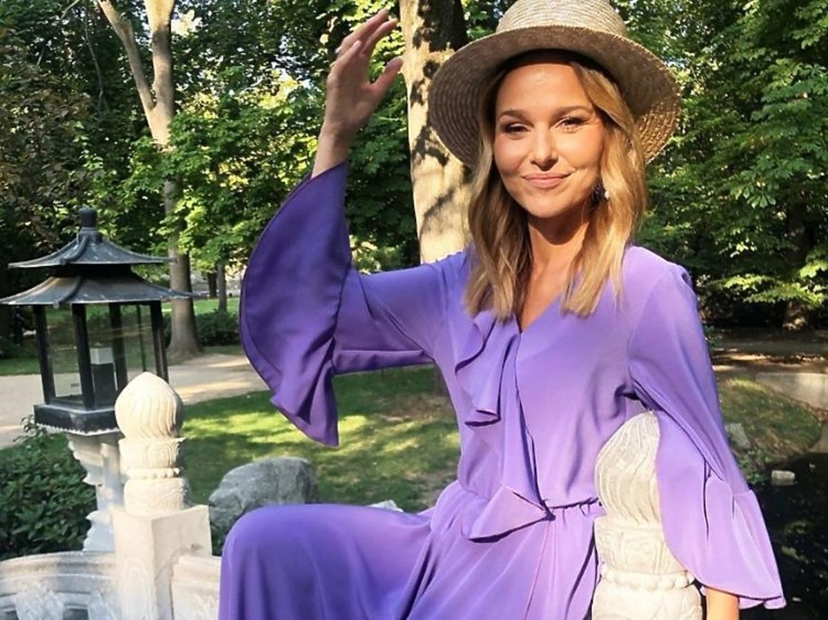 Paulina Sykut-Jeżyna pozuje w filoetowej sukni