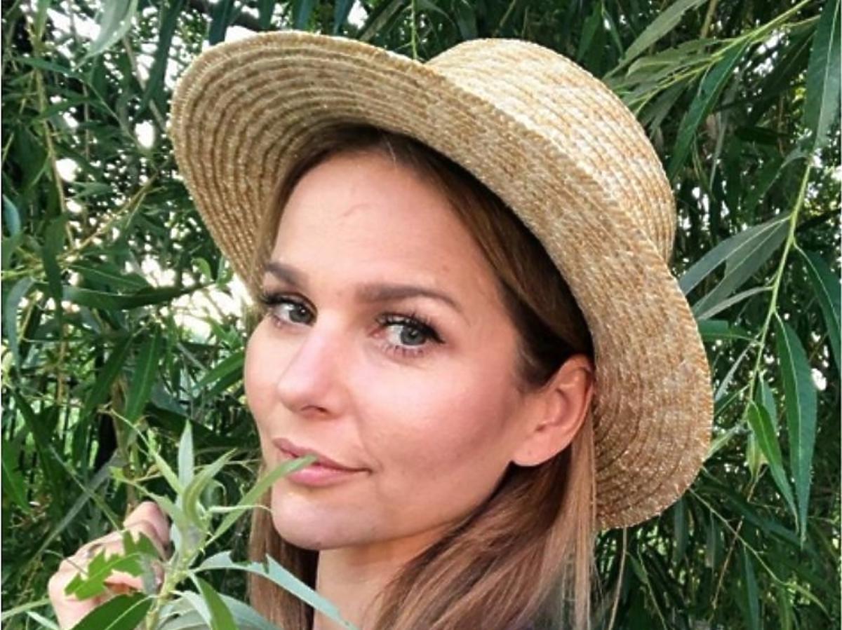 Paulina Sykut Jeżyna pozuje w kapeluszu słomkowym