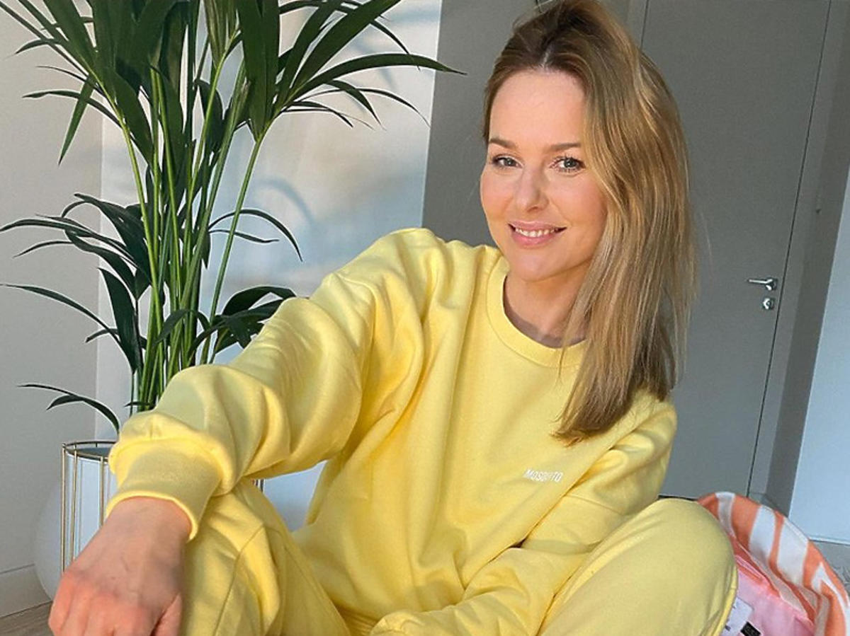 Paulina Sykut-Jeżyna w żółtym dresie i białych sneakersach