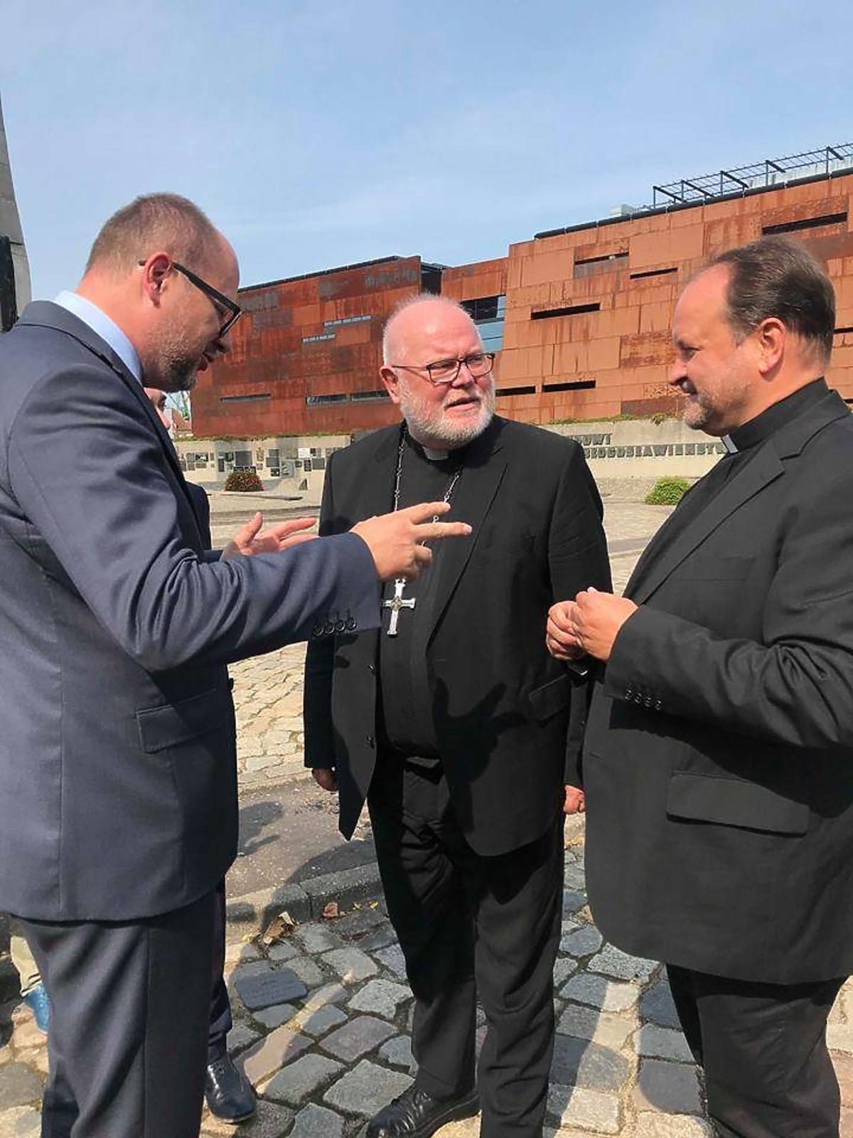 Paweł Adamowicz i Ks. Krzysztof Niedałtowski, duszpasterz środowisk twórczych w Gdańsku