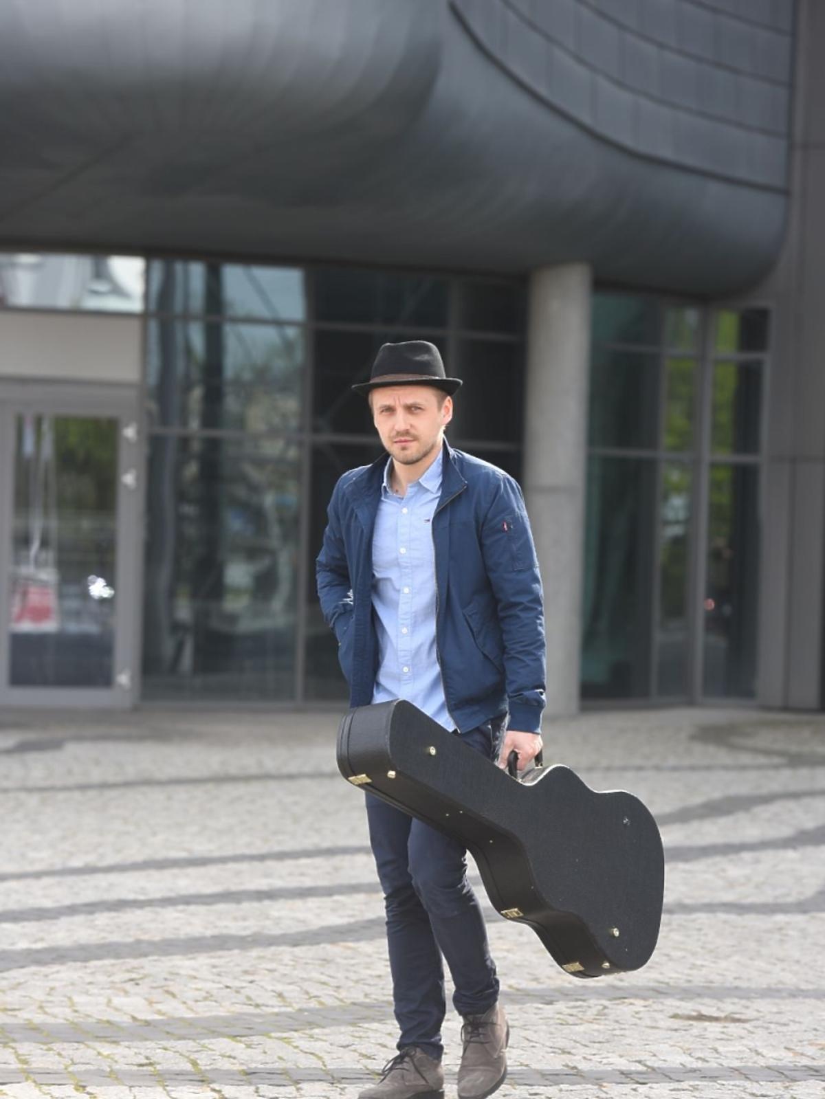 Paweł Domagała z gitarą