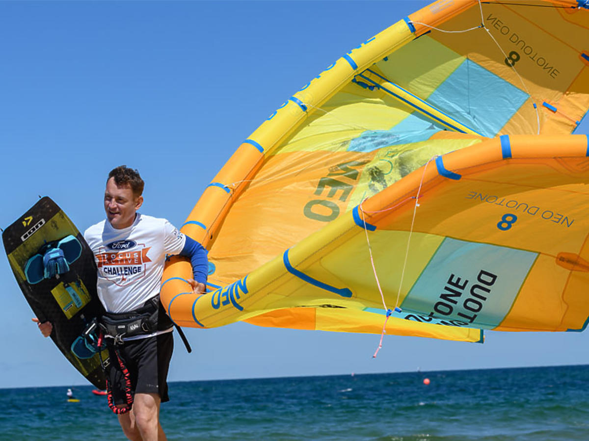 Paweł Ławrynowicz na kitesurfingu