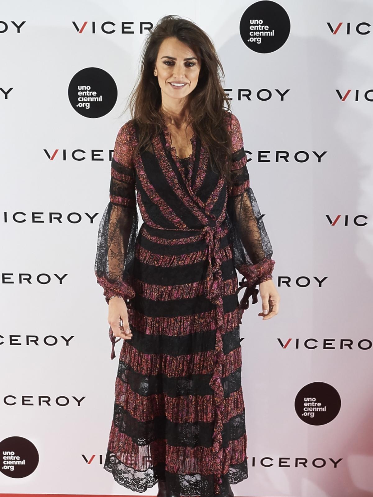 Penelope Cruz w Czarno-bordowej sukienkce we wzory