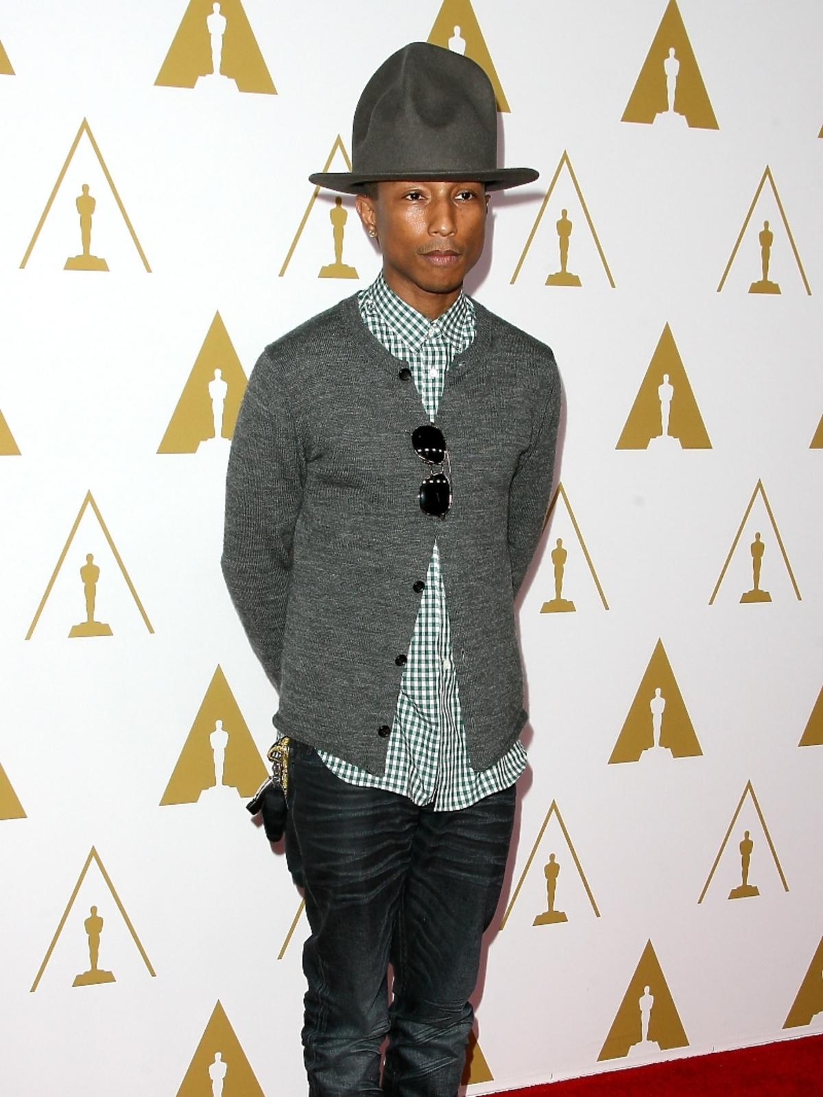 Pharrell Williams podczas konferencji prasowej nominacji do Oscarów 2014