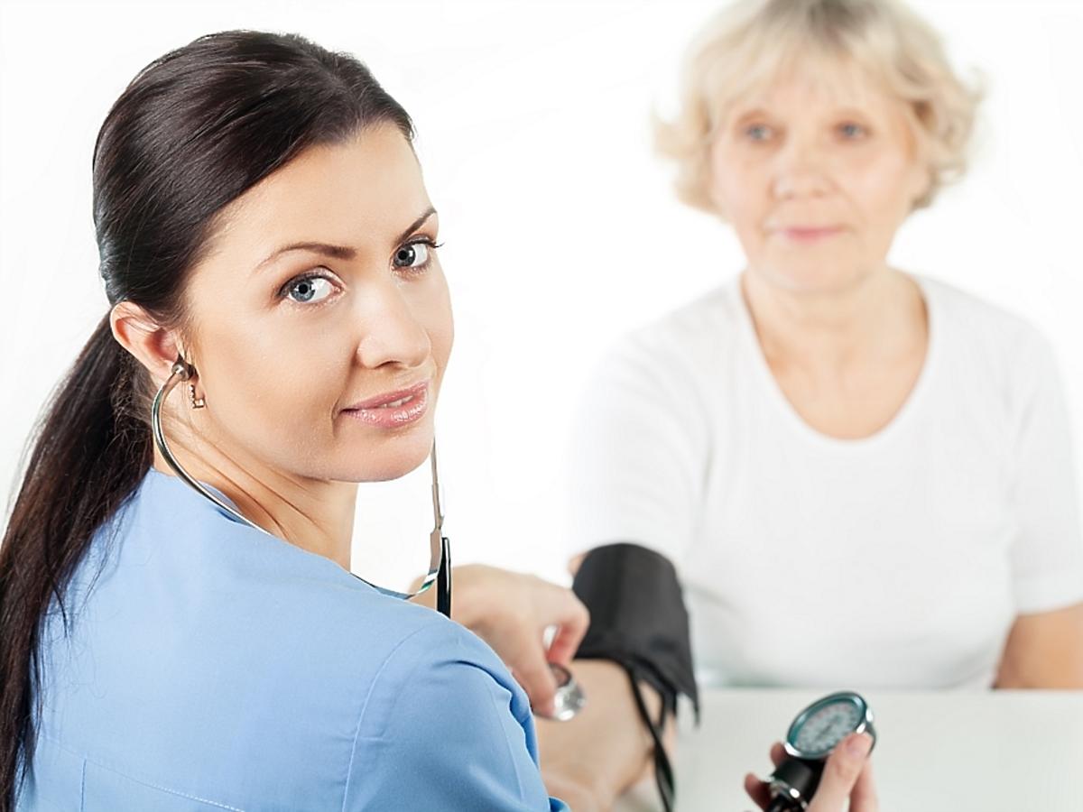 Pielęgniarka mierzy ciśnienie starszej kobiecie