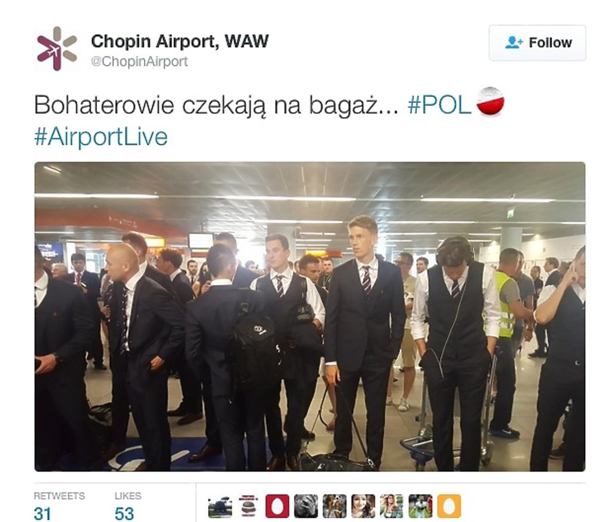 Piłkarze na lotnisku odbierają bagaże