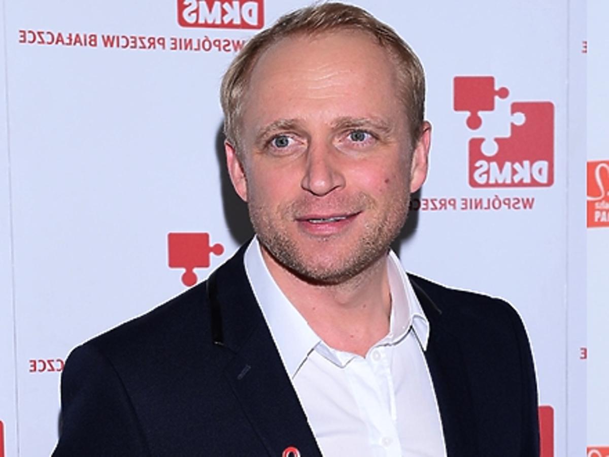 Piotr Adamczyk w granatowej marynarce
