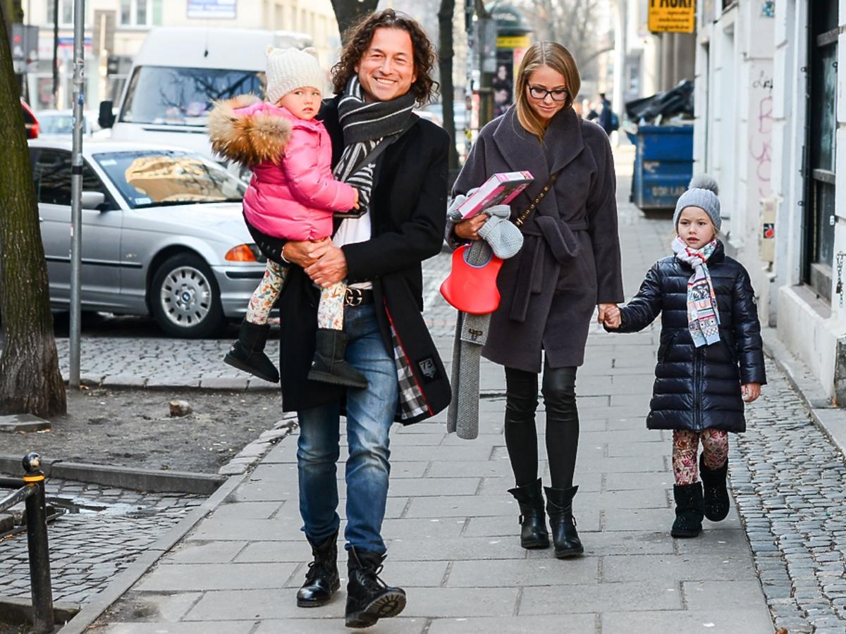 Piotr i Agata Rubikowie z córkami na spacerze