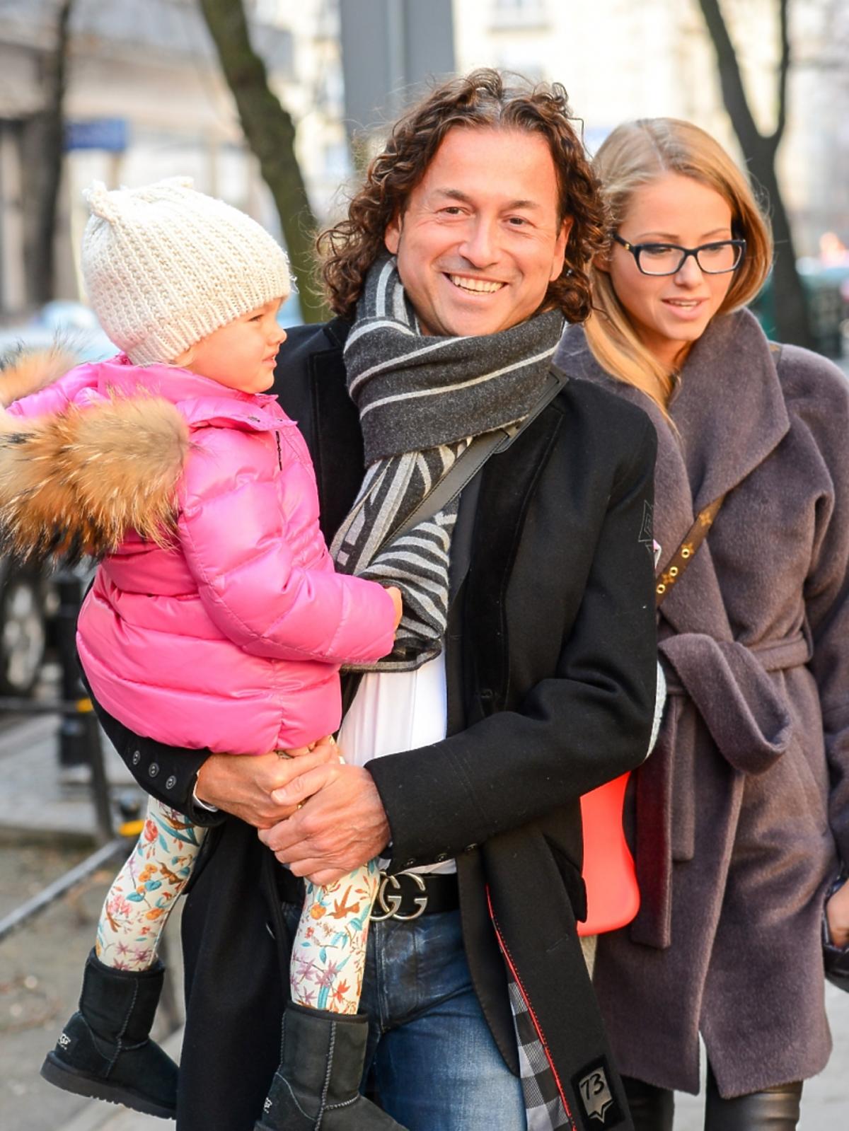 Piotr i Agata Rubikowie z córkami na spacerze