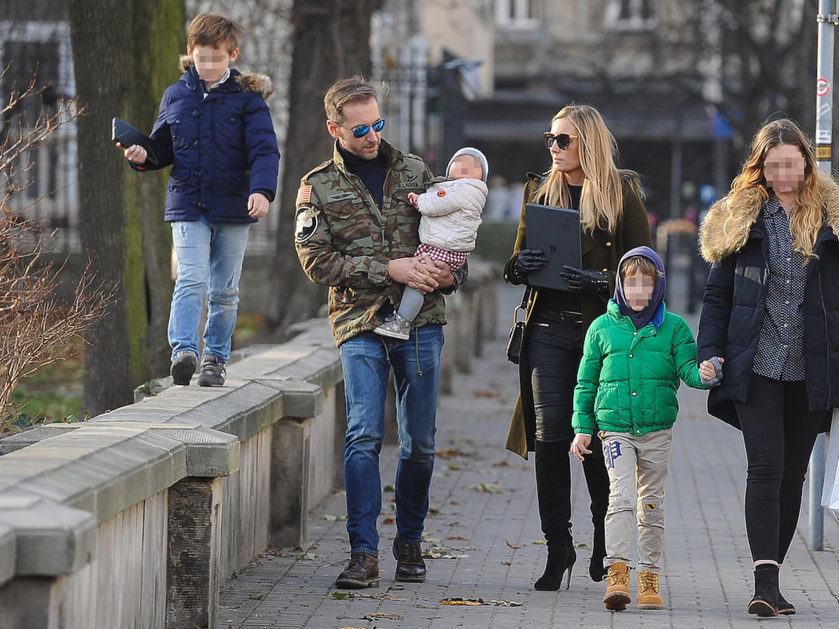 Piotr Kraśko i Karolina Ferenstein-Kraśko z dziećmi na spacerze