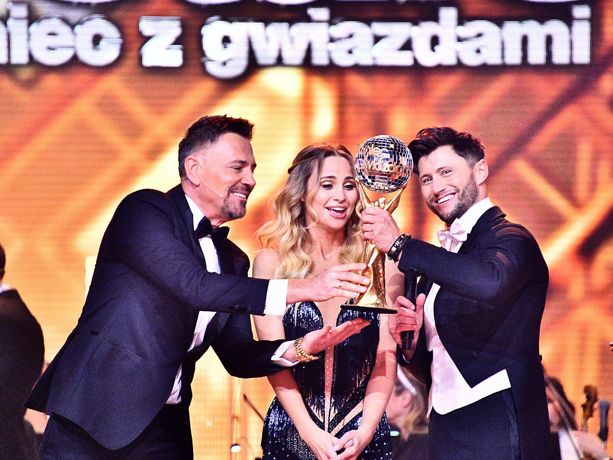 Piotr Mróz i Hanna Żudziewicz - zwycięzcy "Tańca z gwiazdami" odbierają kryształową kulę