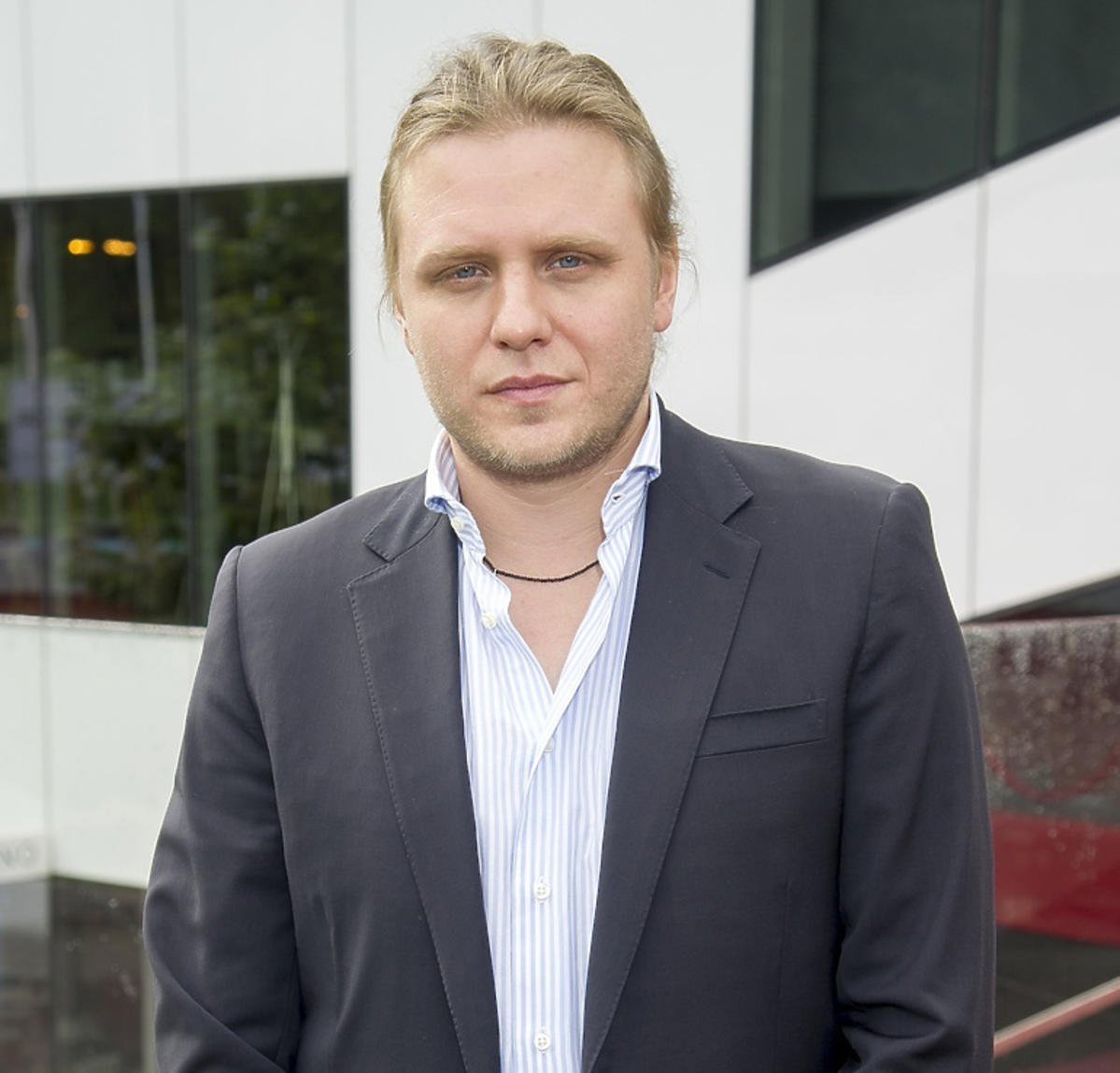 Piotr Woźniak Starak w garniturze