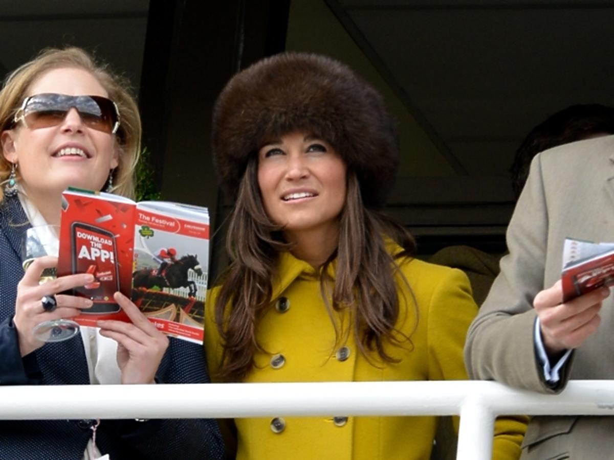 Pippa Middleton ogląda wyścigi konne na Cheltenham Festival