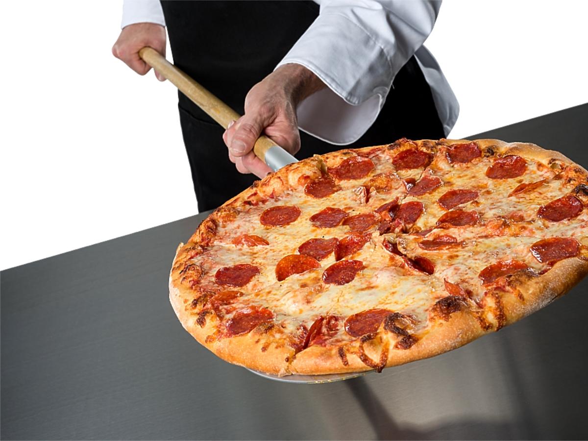 Pizza na łopatce.