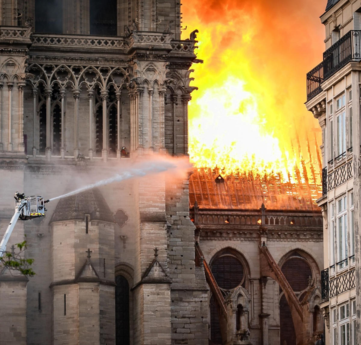 Płomienie w katedrze Notre Dame