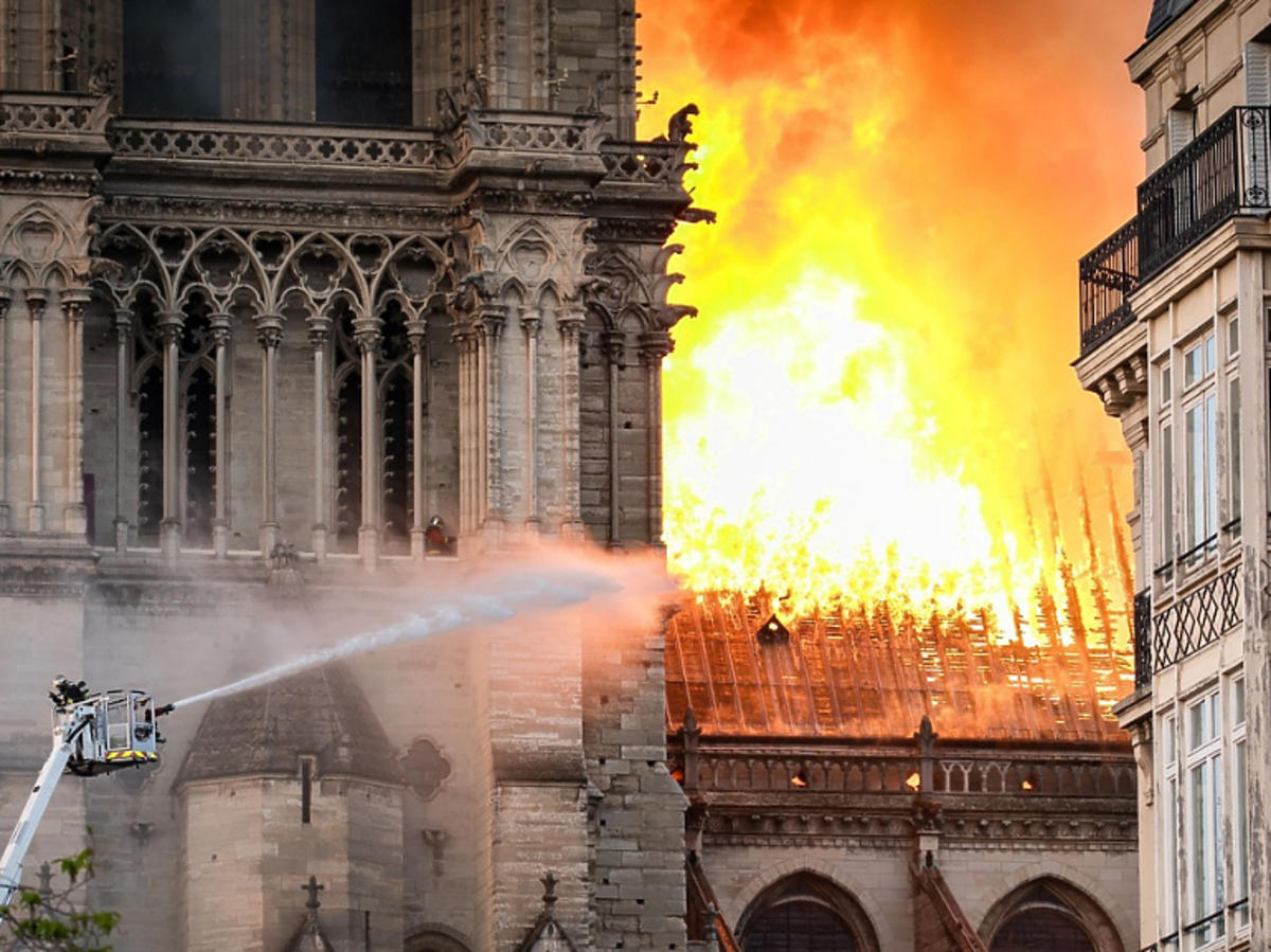 Płomienie w katedrze Notre Dame