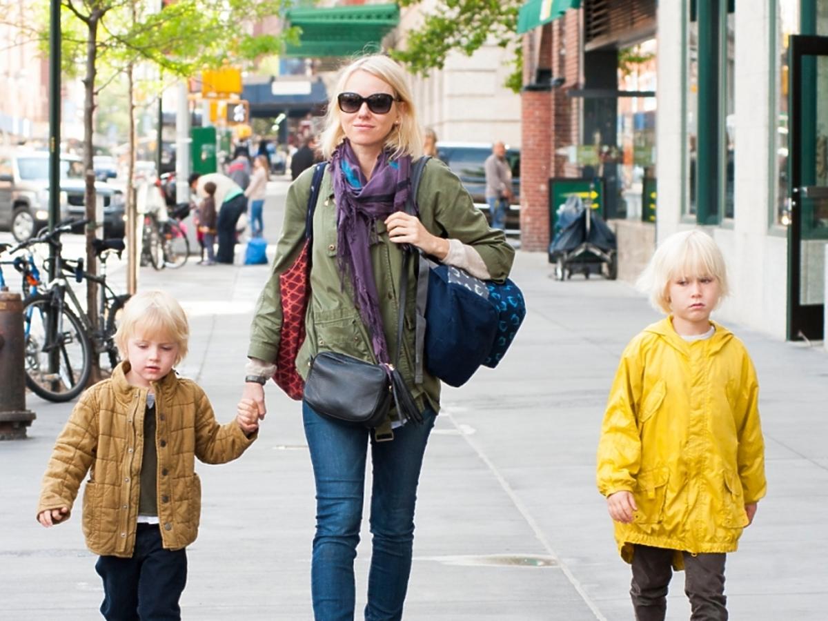 Pogodna Naomi Watts na spacerze z synami