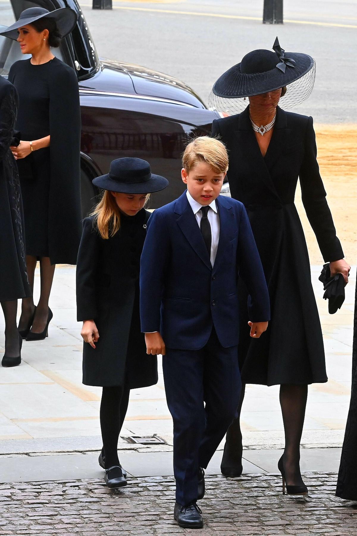 Pogrzeb królowej Elżbiety II dlaczego książę George nie był ubrany na czarno 3