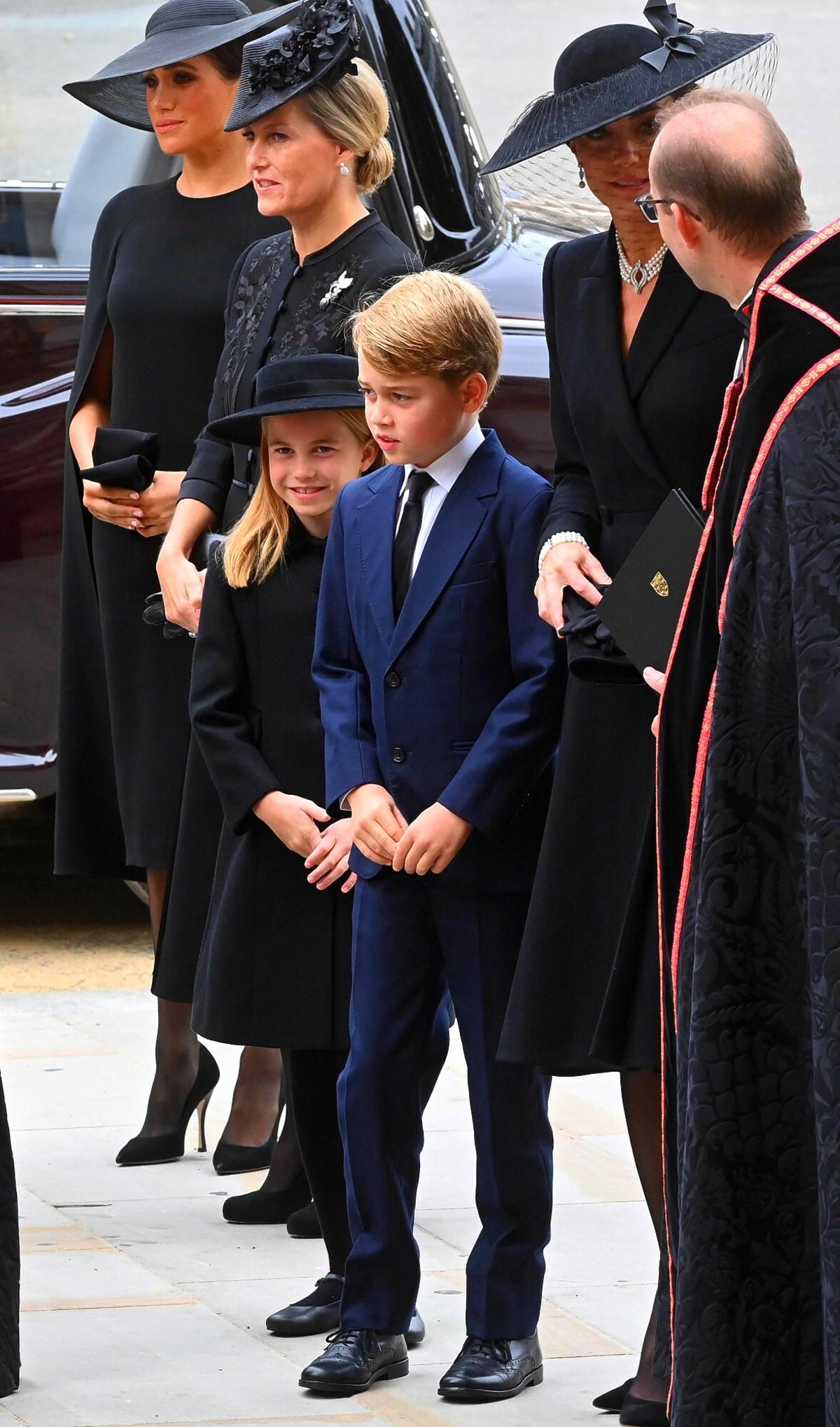 Pogrzeb królowej Elżbiety II dlaczego książę George nie był ubrany na czarno 4