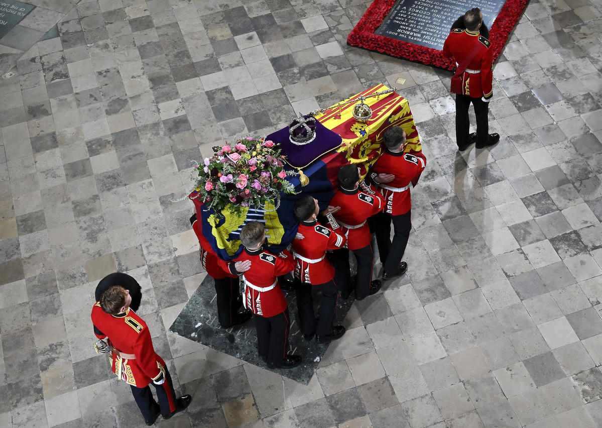 Pogrzeb królowej Elżbiety II - trumna z ciałem