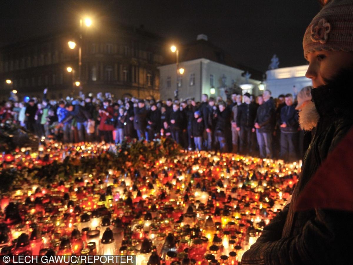 Polacy oddają hołd na Krakowskim Przedmieściu ofiarom katastrofy smoleńskiej