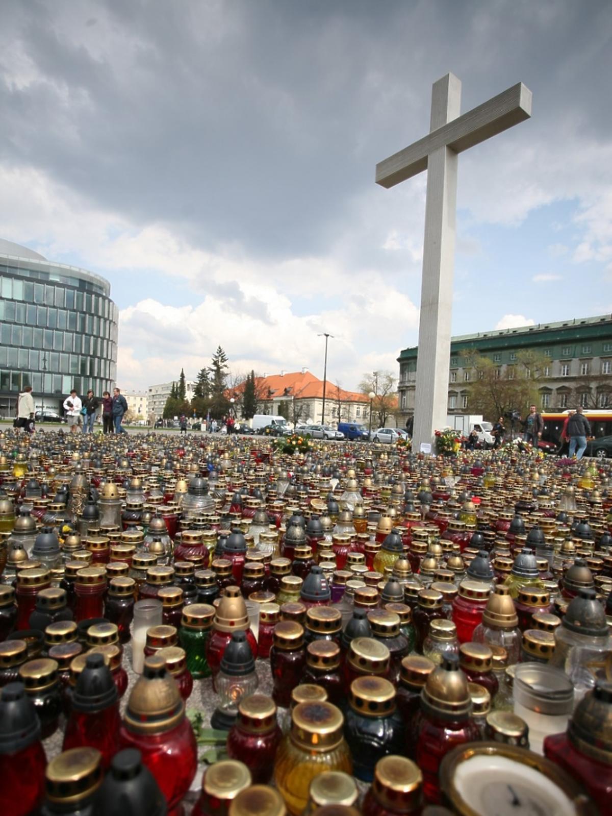 Polacy oddają hołd ofiarom katastrofy smoleńskiej