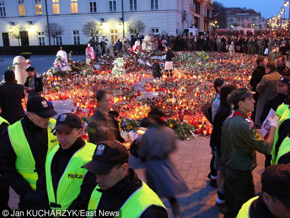 Polacy w Warszawie oddają hołd ofiarom katastrofy smoleńskiej 