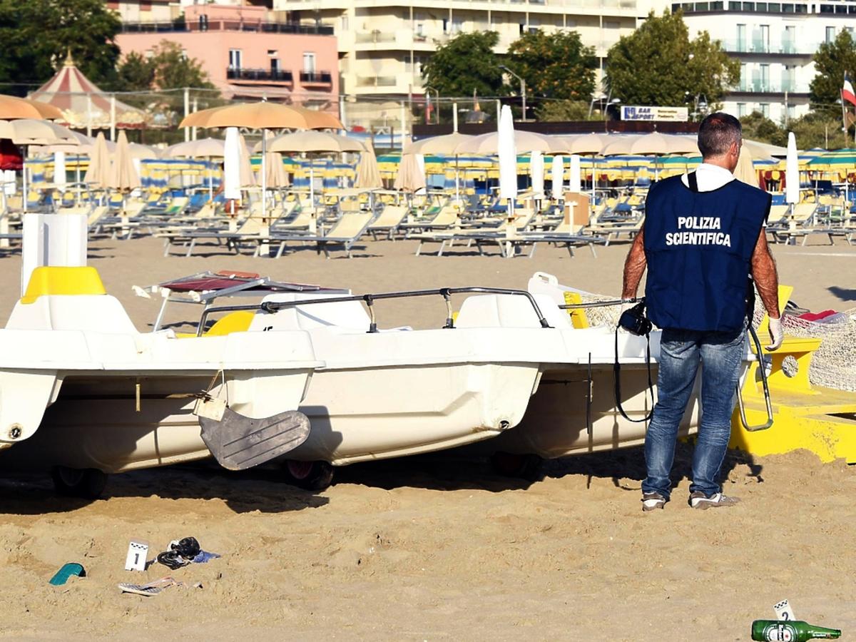 Policjant na plaży w Rimini