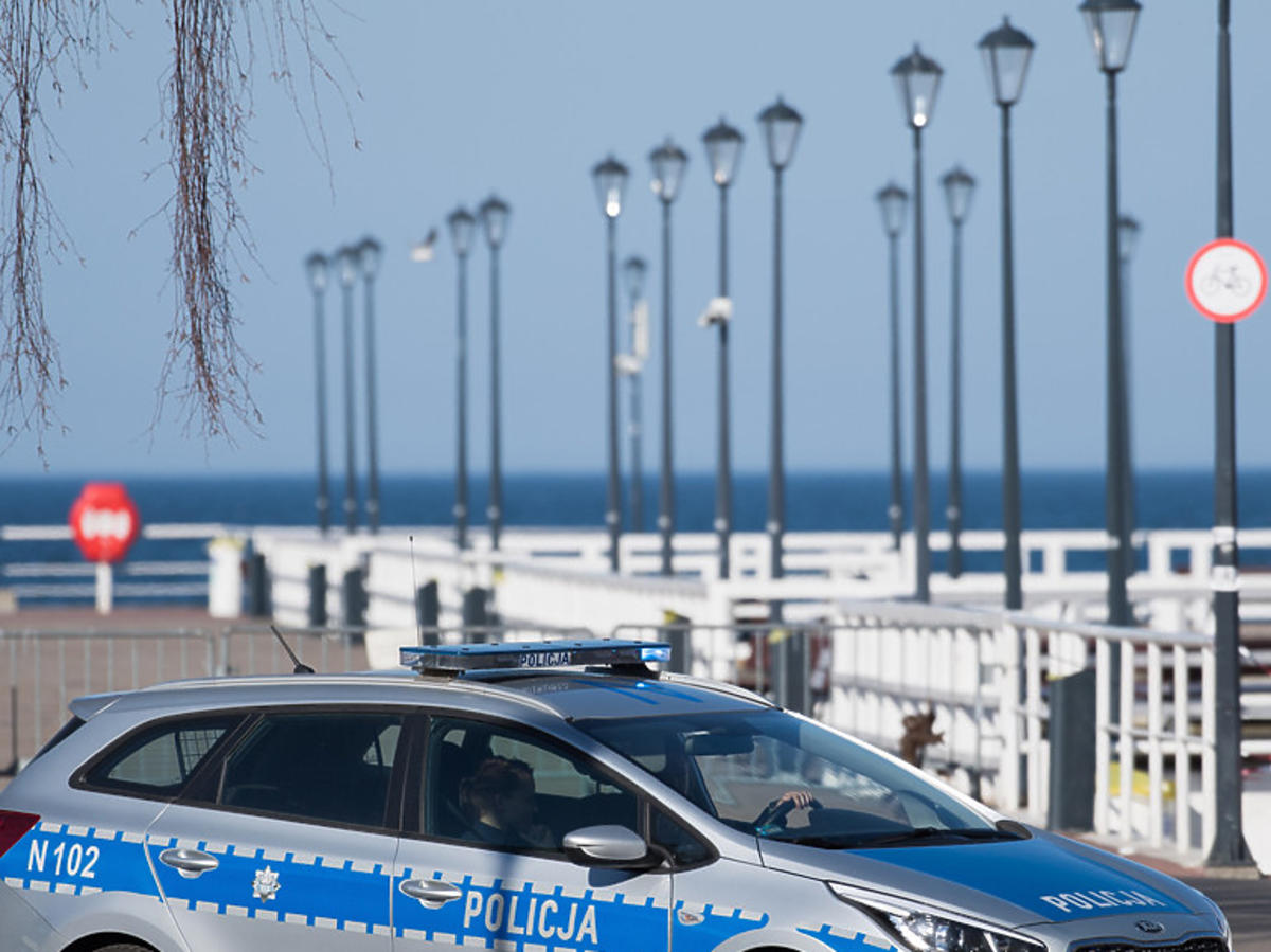 Policyjny patrol, zamknięte plaże, parki i lasy