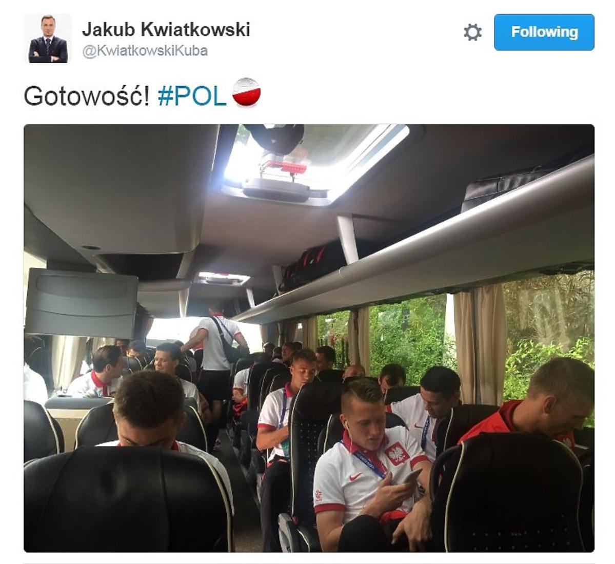 Polscy piłkarze w drodze na mecz relacja na żywo Polska - Ukraina