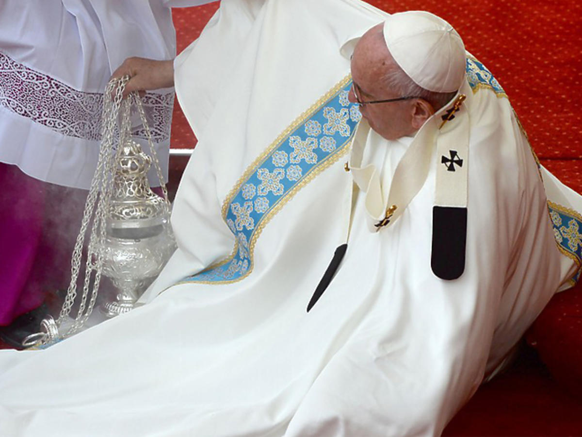Poważny upadek papieża Franciszka na Jasnej Górze