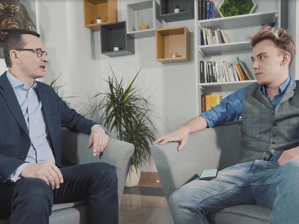 Premier Mateusz Morawiecki w rozmowie z youtuberem Blowkiem