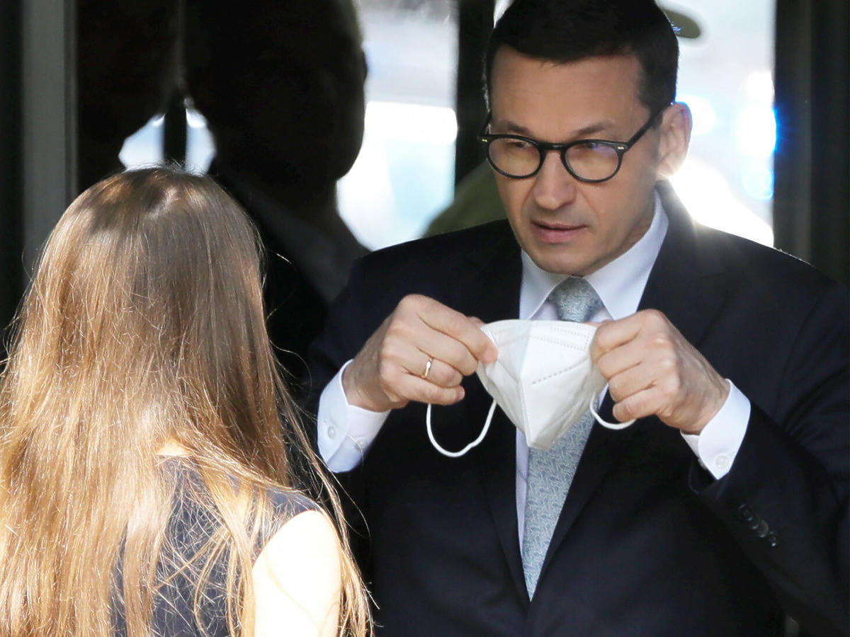 Premier Mateusz Morawiecki zakłada maseczkę