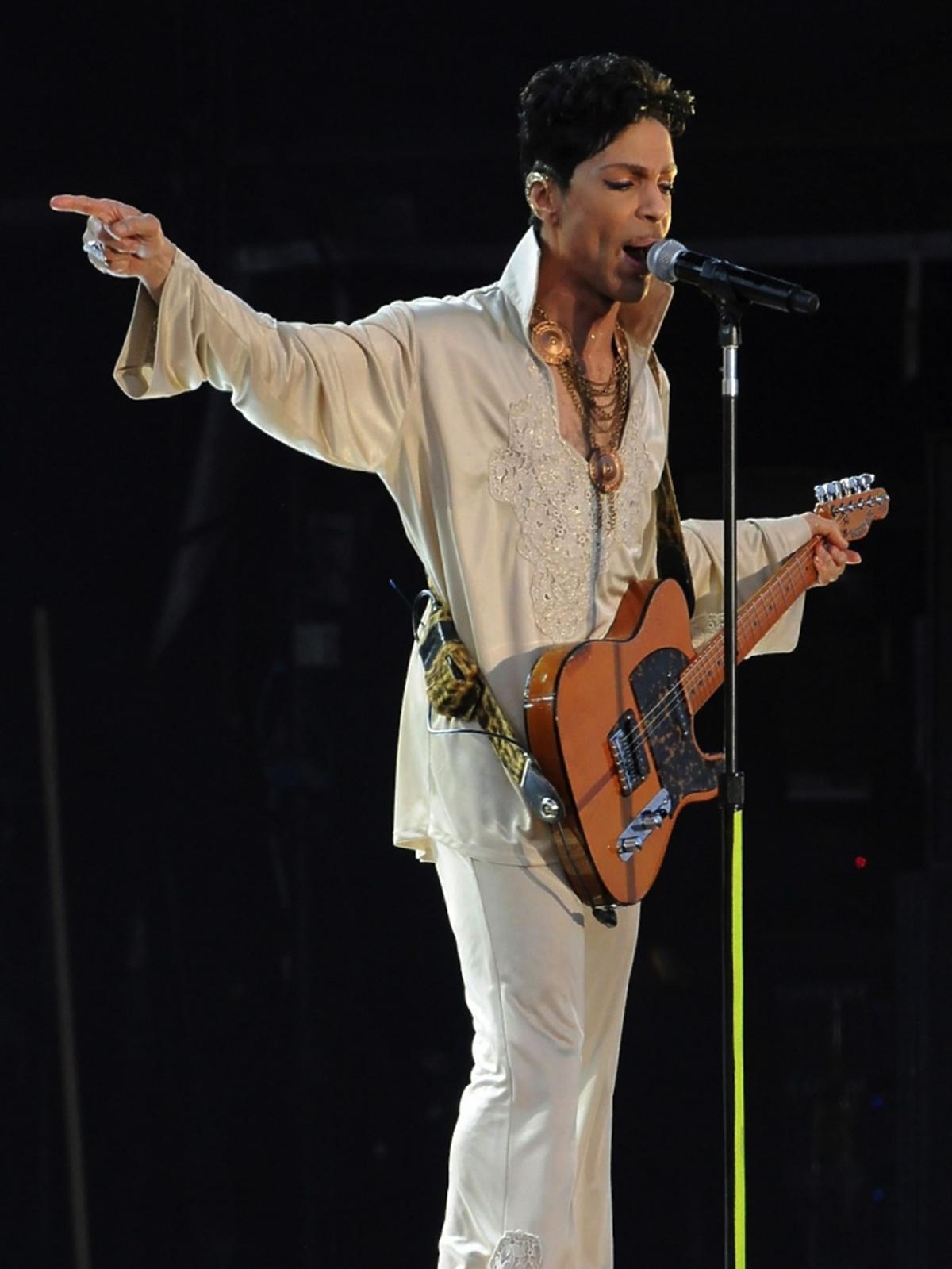 Prince w białym garniturze z gitarą