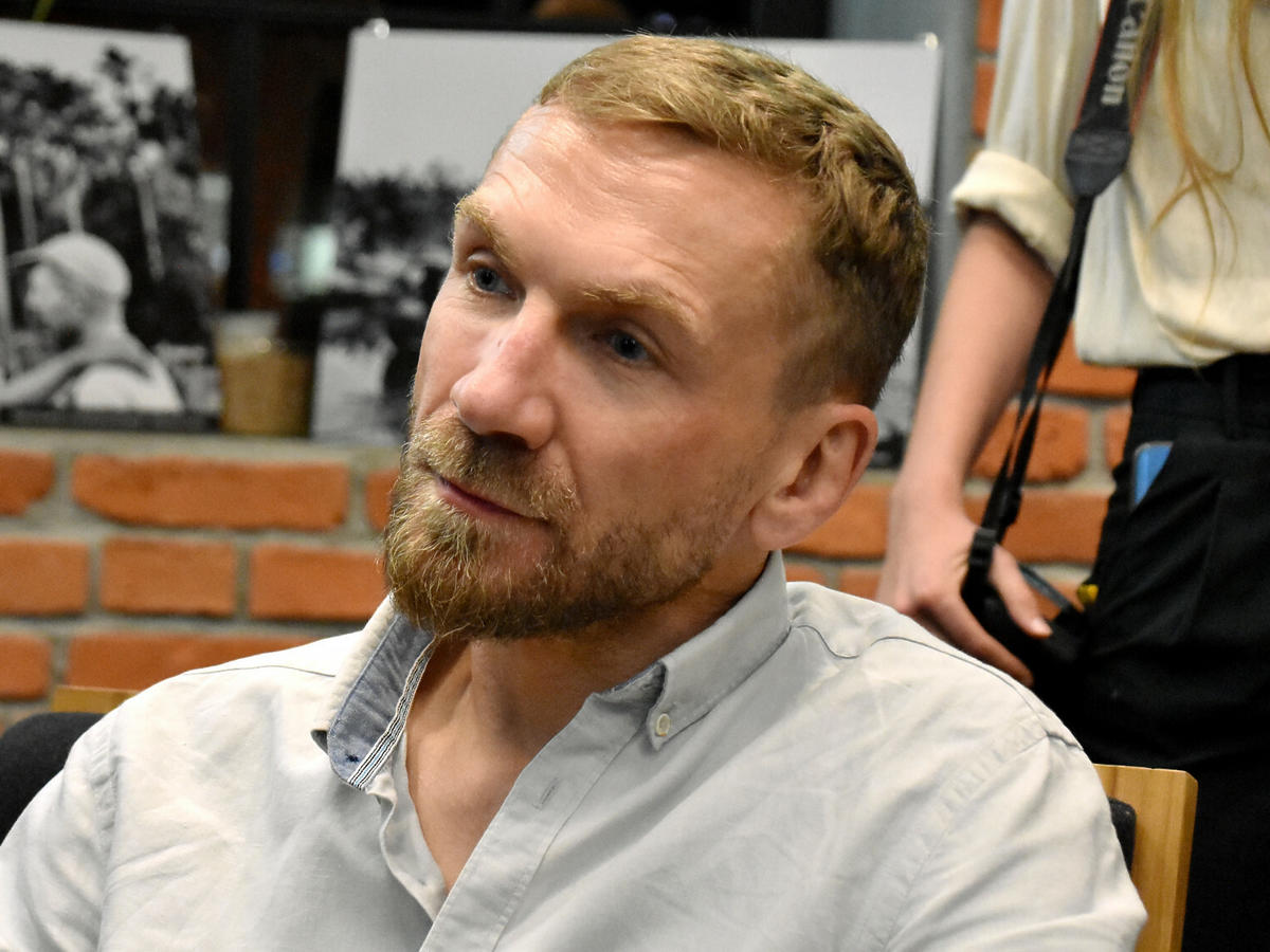 Przemysław Kossakowski w białej koszuli