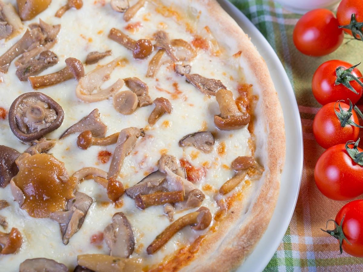 Przepis na pizzę z borowikami i białym sosem cebulowym