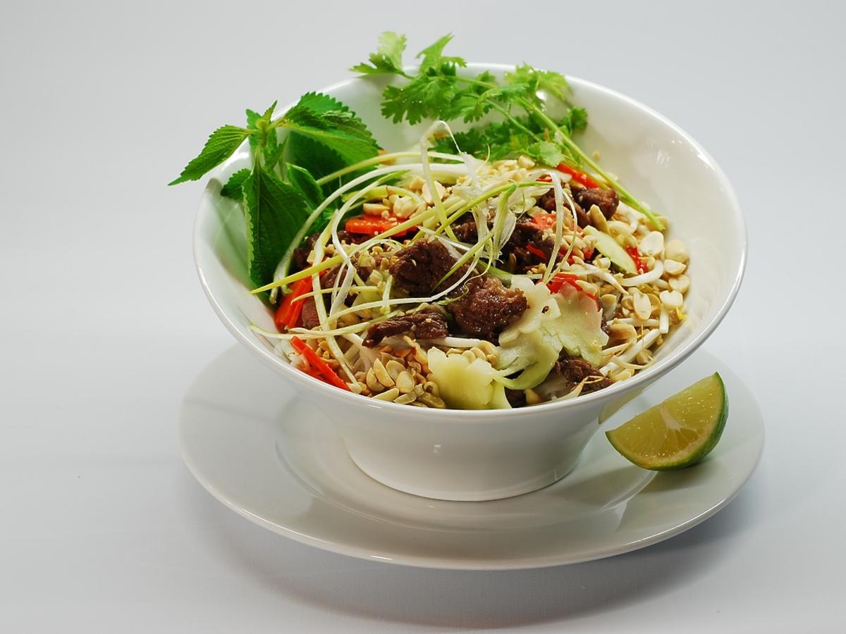 Przepis na sałatkę orientalną Bun Bo Nam Bo z wołowiną i ostrym sosem
