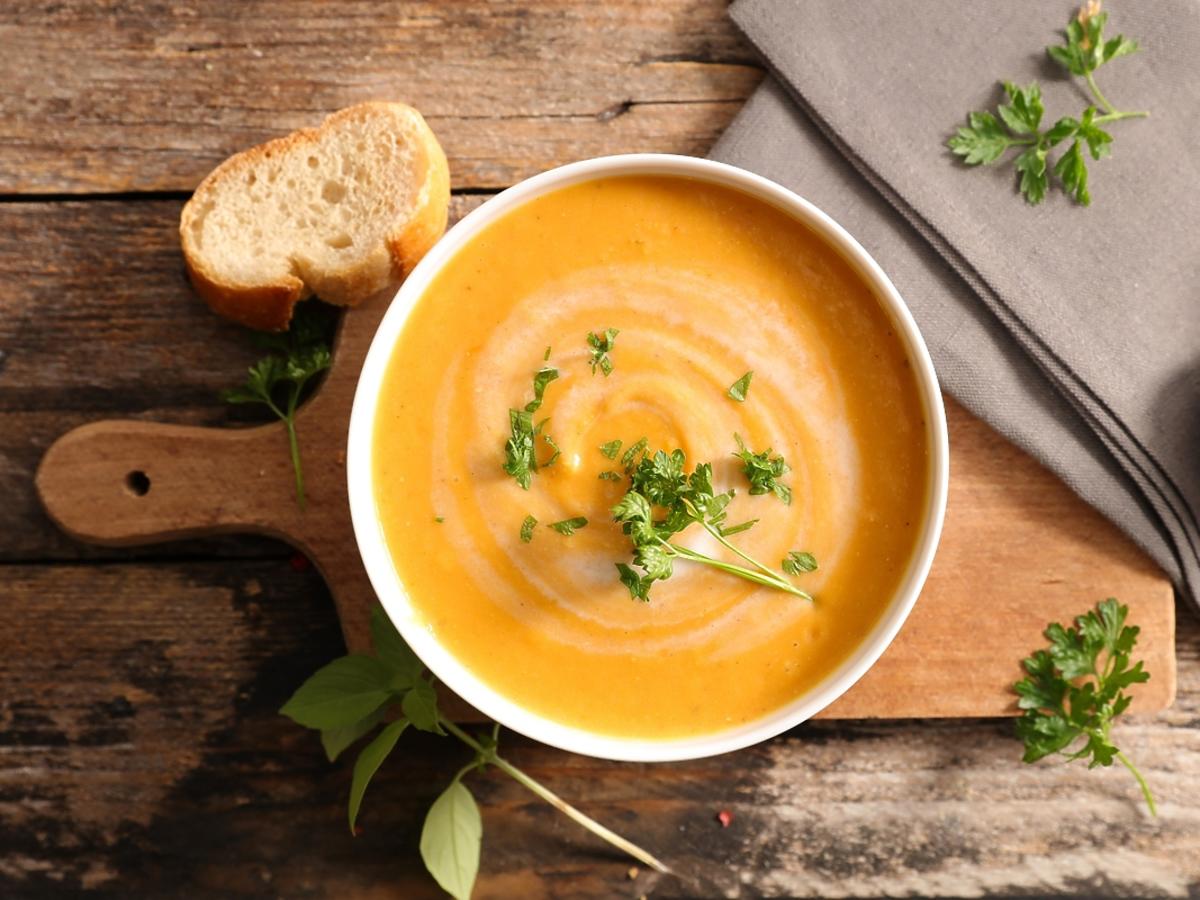 Przepis na wegańską zupę z dyni, kapusty i soczewicy oraz na wegańską sałatkę z jesiennych warzyw i owoców