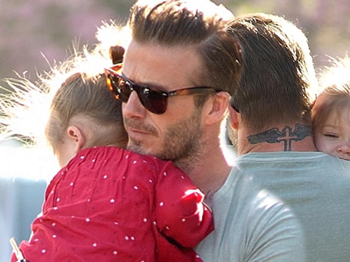 Przystojny Beckham na spacerze z córką