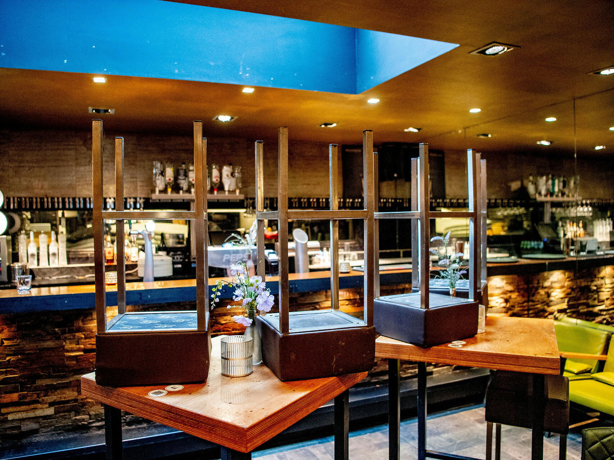 Pusta restauracja z powodu pandemii koronawirusa