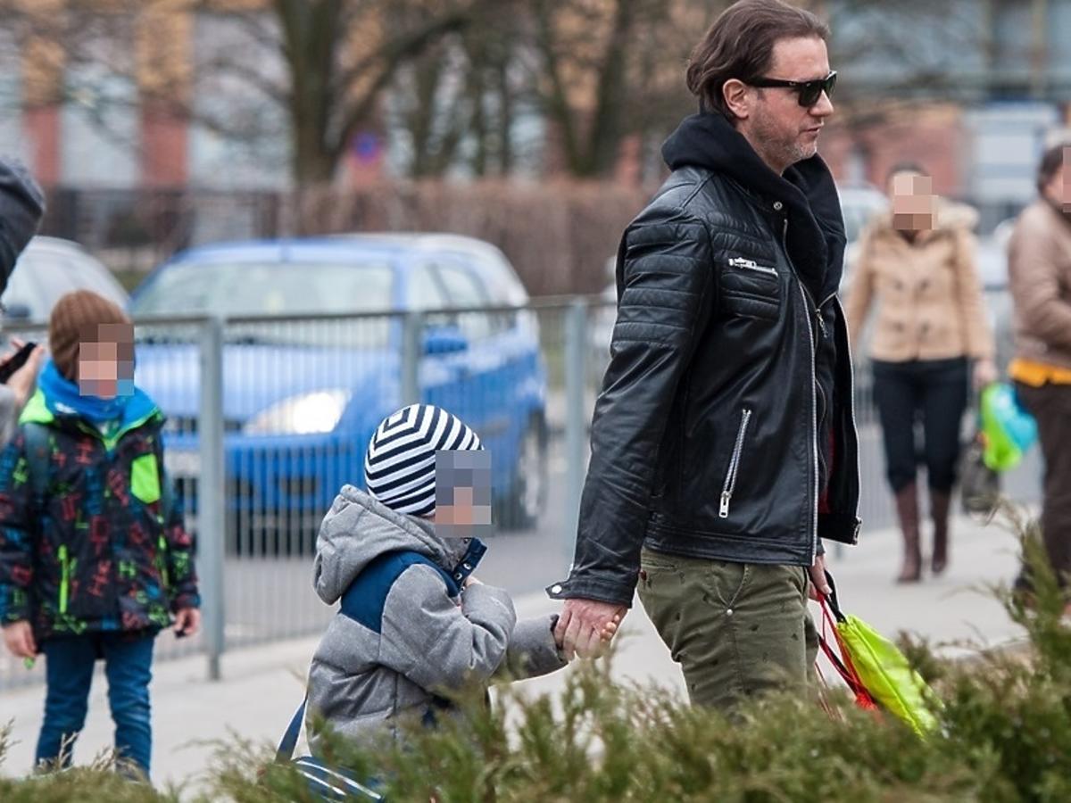 Radosław Majdan odbiera dziecko ze szkoły