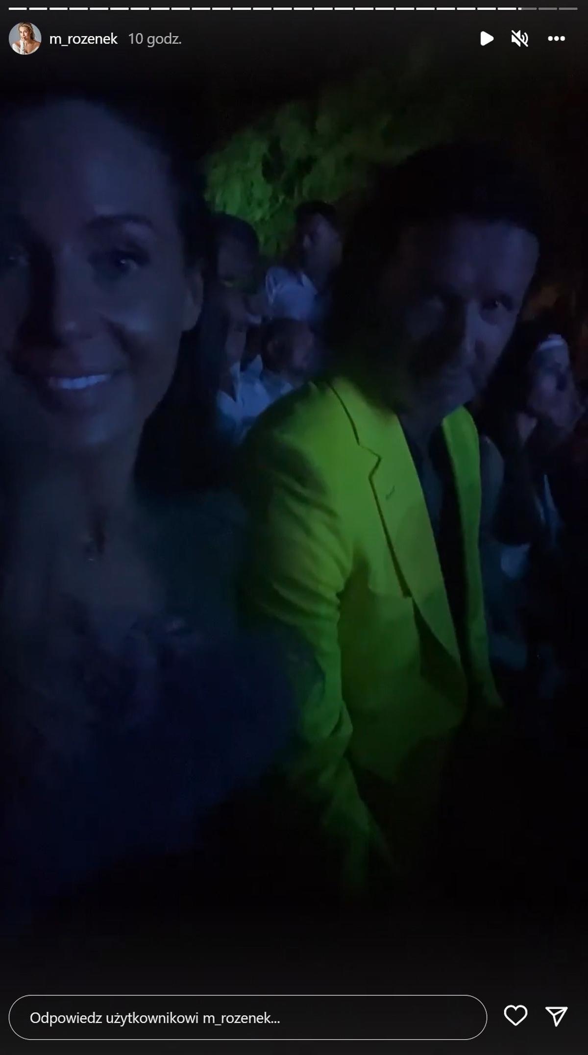 Radosław Majdan na koncercie w neonowym garniturze