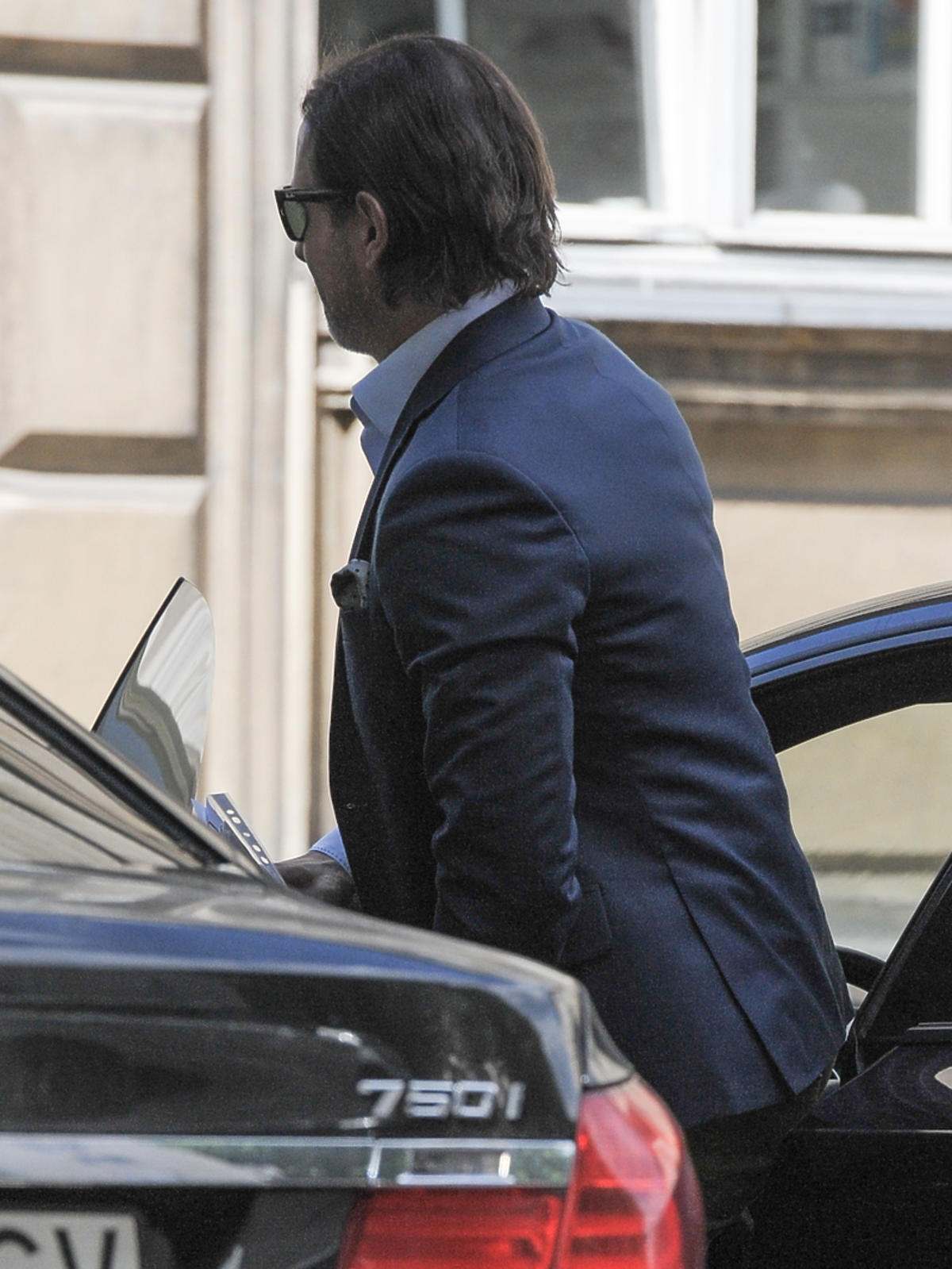 Radosław Majdan wsiada do samochodu
