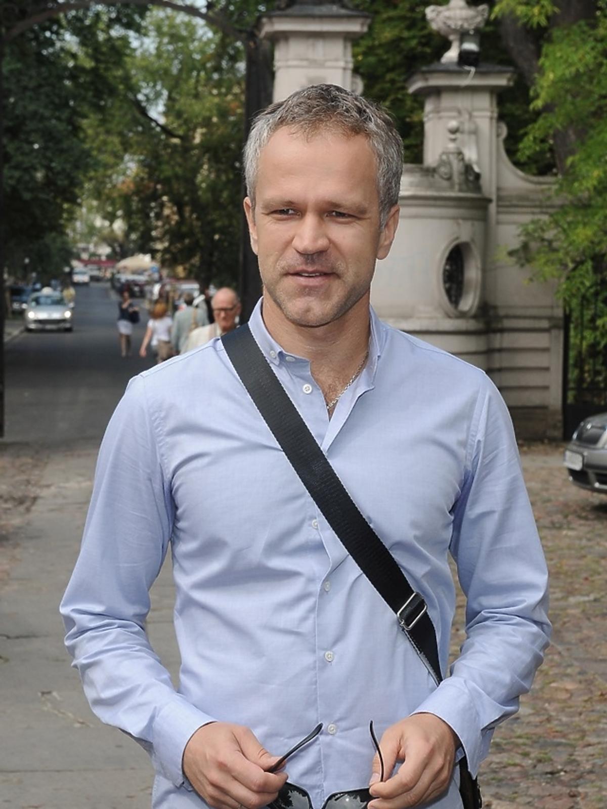 Radosław Pazura w błękitnej koszuli