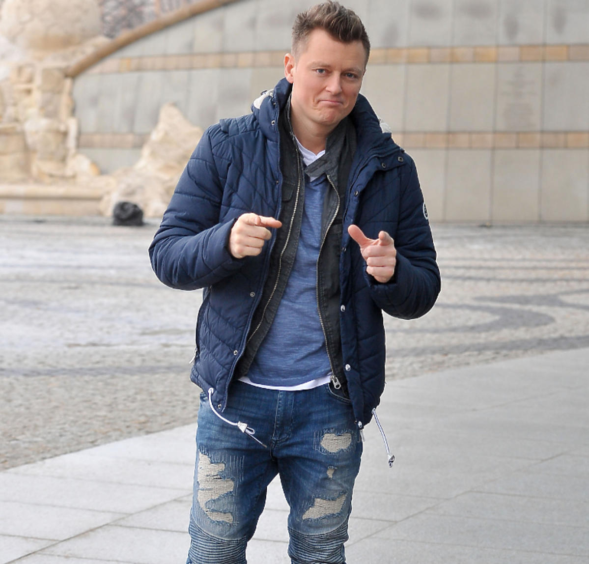 Rafał Brzozowski przed siedzibą TVP