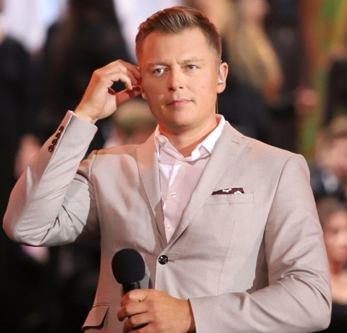 Rafał Brzozowski w jasnej marynarce