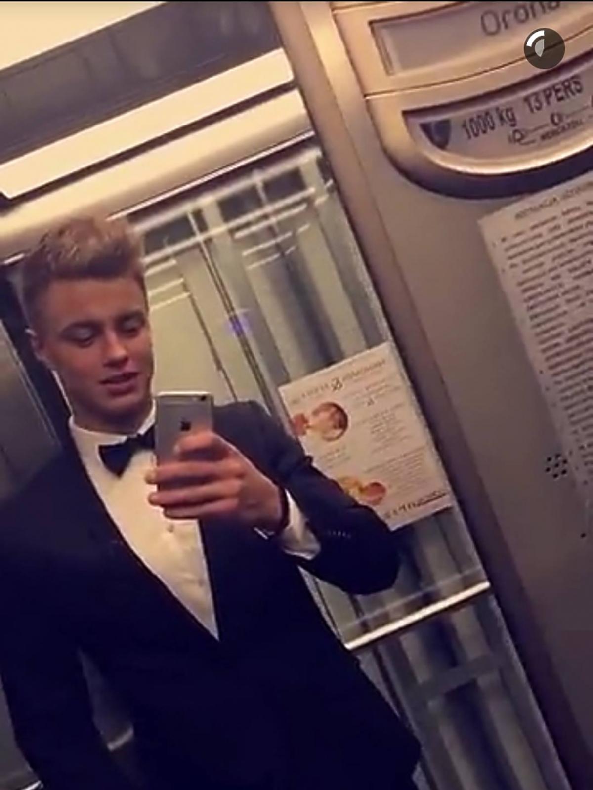 Rafał Jonkisz w garniturze z muchą na studniówce