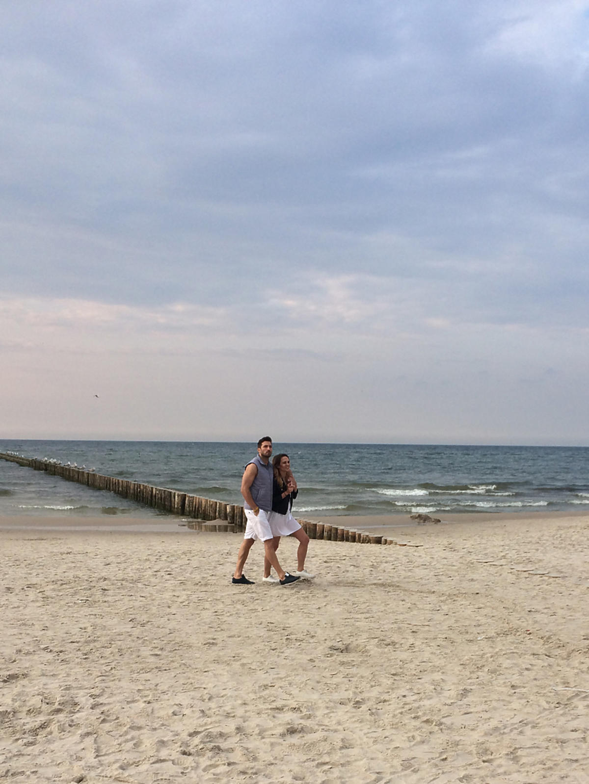 Rafał Maślak i Kamila Nicpoń na plaży